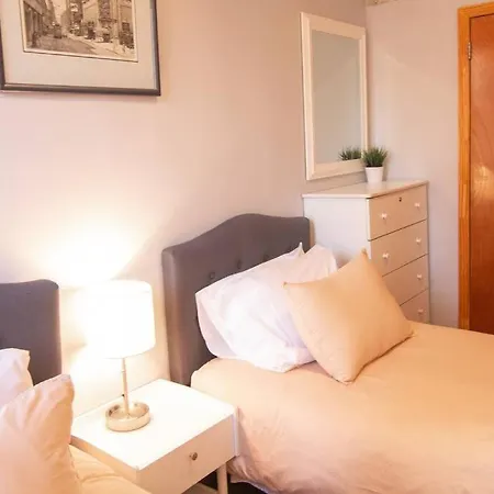 2 Bedroom Apt With 3 Beds - Friends & Family New York Exterior photo