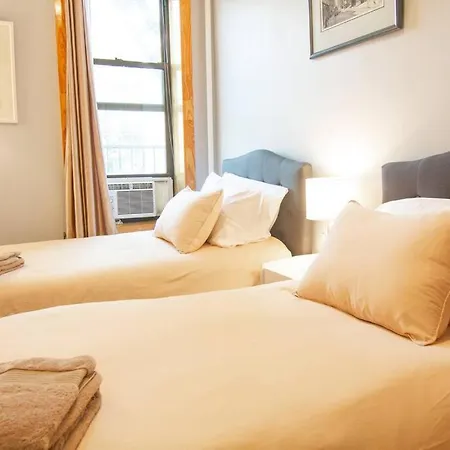 2 Bedroom Apt With 3 Beds - Friends & Family New York Exterior photo