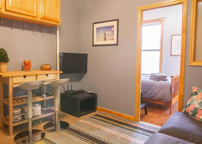 2 Bedroom Apt With 3 Beds - Friends & Family